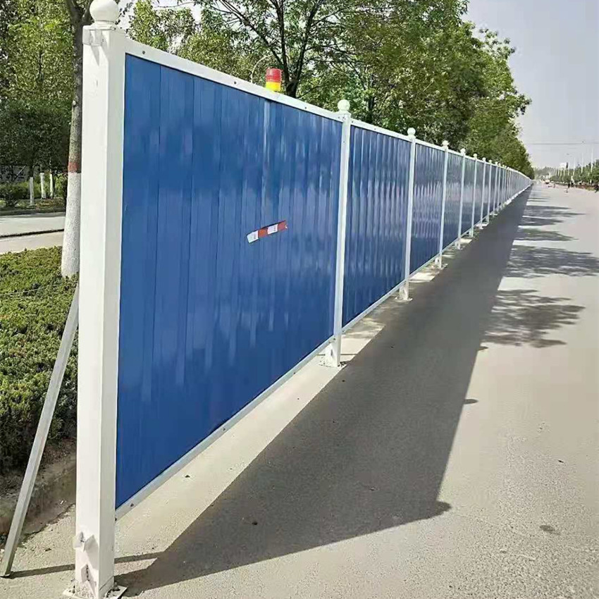 临时围挡就是在施工时临时使用的挡板，使用时间不会用很长的，用于施工时打围施工地方的。