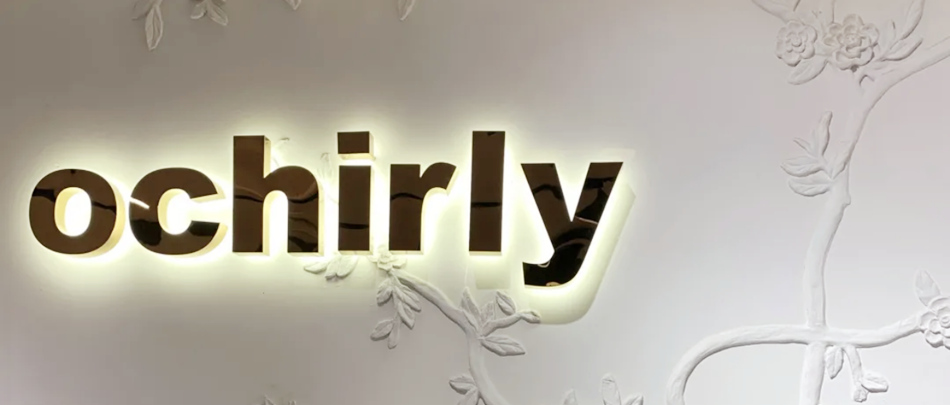 时尚魅力（ochirly）欧时力服装店钛金背发光水晶字展示效果图