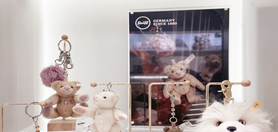 百年毛绒玩偶品牌（Steiff）史戴芙礼品店亚克力台卡展示效果图
